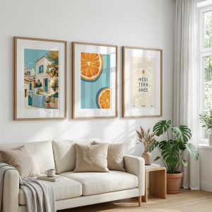 Lot de 3 posters Méditerranée encadrés au-dessus d’un canapé beige : village blanc, oranges et typographie